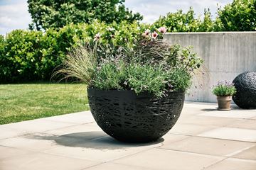 Circle Planter aus Basaltfaser im modernen Garten